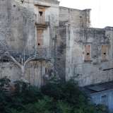 ...circondata, tra l�altro, da strutture con finestre murate...